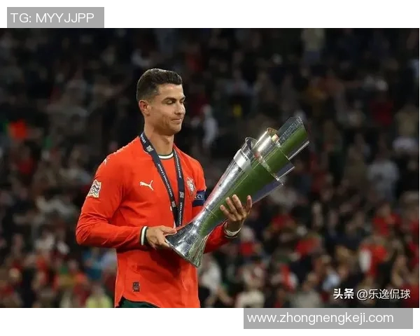 挥手庆祝足球明星的瞬间定格在镜头中展现激情与荣耀的精彩时刻